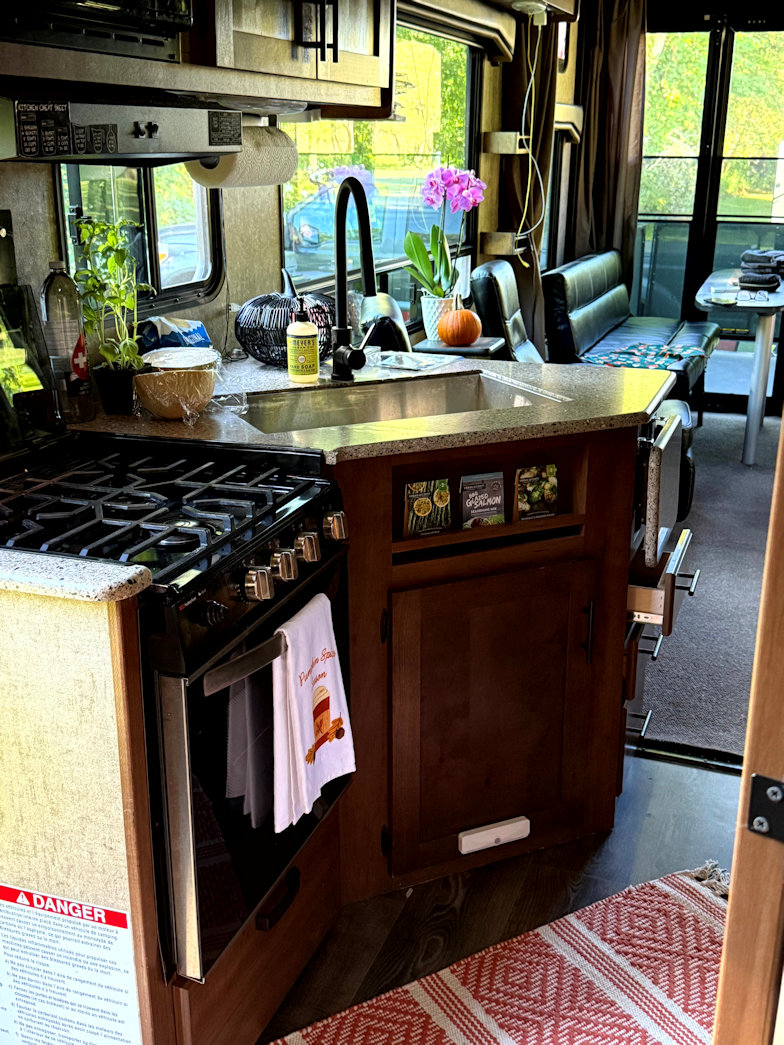 Outdoors RV Mountain Trail 29TRX toy hauler